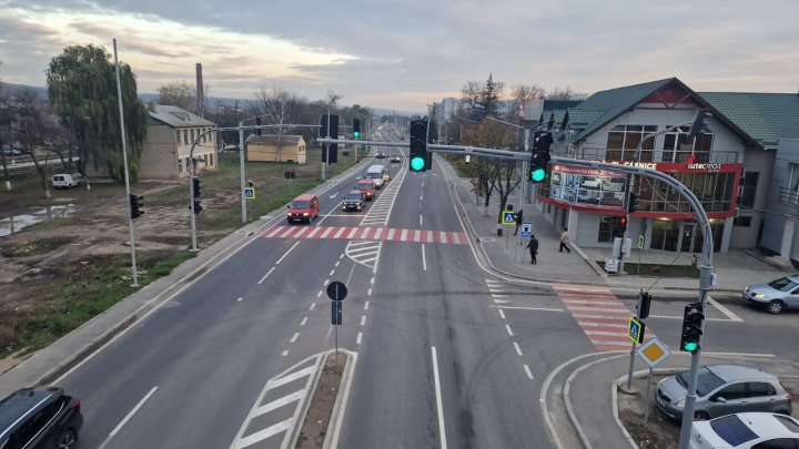 FOTO Două semafoare noi au apărut în municipiul Strășeni. Vezi străzile unde au fost instalate