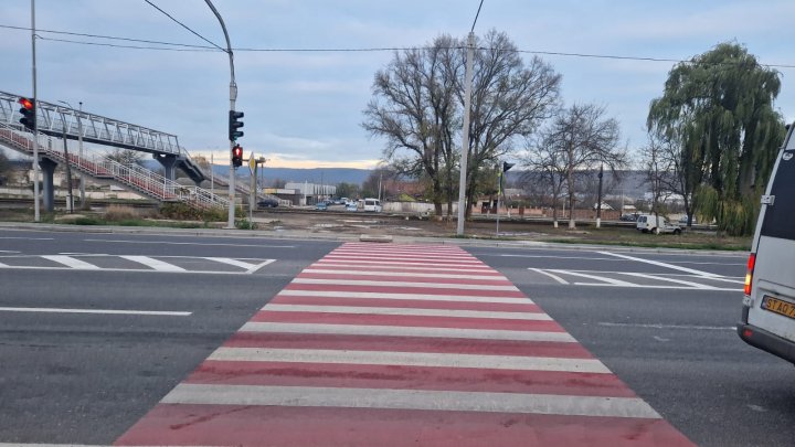 FOTO Două semafoare noi au apărut în municipiul Strășeni. Vezi străzile unde au fost instalate