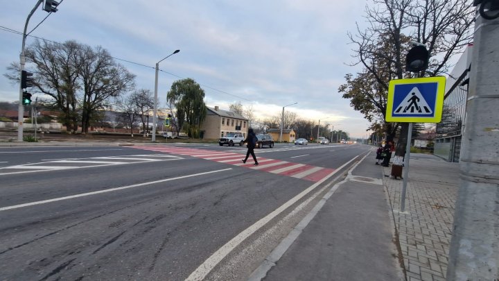 FOTO Două semafoare noi au apărut în municipiul Strășeni. Vezi străzile unde au fost instalate