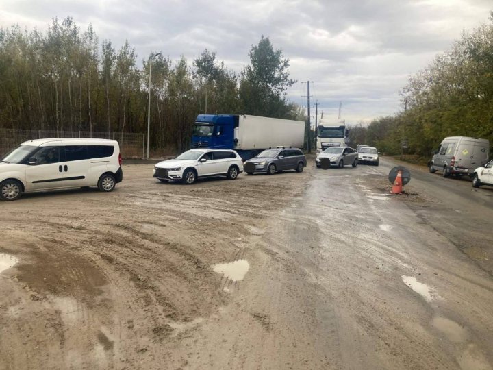 TRAFIC INTENS la PTF Sculeni. Zeci de vehicule, pe sensul de ieșire din țară (FOTO)