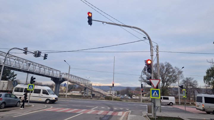 FOTO Două semafoare noi au apărut în municipiul Strășeni. Vezi străzile unde au fost instalate