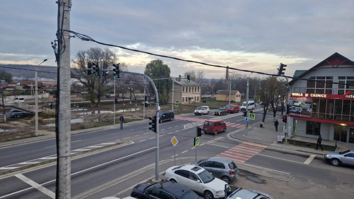 FOTO Două semafoare noi au apărut în municipiul Strășeni. Vezi străzile unde au fost instalate