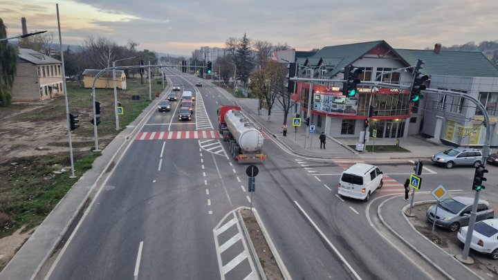 FOTO Două semafoare noi au apărut în municipiul Strășeni. Vezi străzile unde au fost instalate