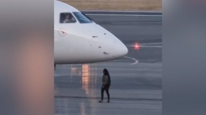 (VIDEO) O femeie care a pierdut avionul a fugit pe pistă și i-a făcut semn pilotului să oprească ca s-o ia și pe ea  