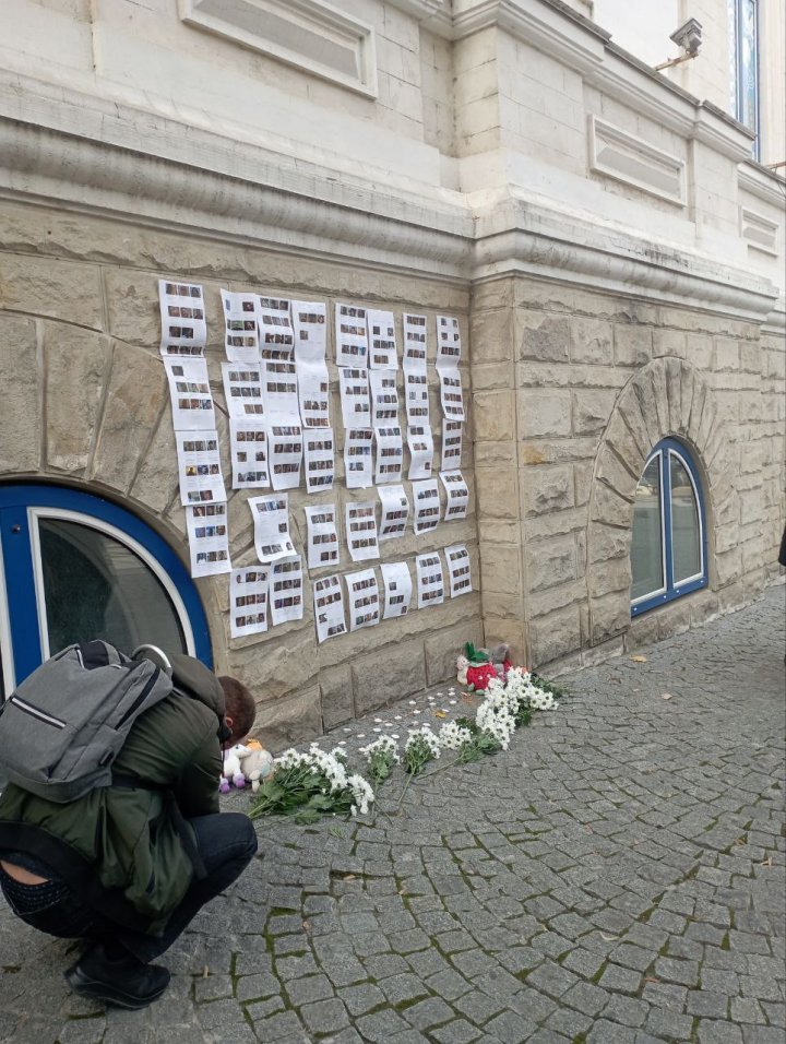 (FOTO/VIDEO) "Sunteţi aşteptaţi acasă!" Flashmob silenţios în centrul Capitalei în susţinerea ostaticilor ai grupării teroriste Hamas