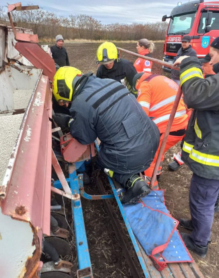 Un bărbat din Orhei a rămas BLOCAT în secțiile unei semănătoare agricole. Un echipaj de salvatori a intervenit (FOTO)