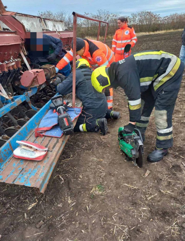 Un bărbat din Orhei a rămas BLOCAT în secțiile unei semănătoare agricole. Un echipaj de salvatori a intervenit (FOTO)