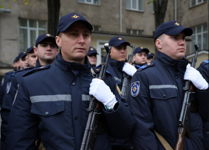 33 de salvatori și pompieri din Chişinău au depus jurământul solemn (FOTO)