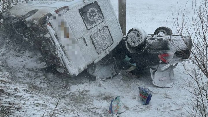 Ca în filmele de acțiune. Două accidente, la diferență de 10 minute, pe un drum din țară. Un microbuz, răsturnat peste o mașină