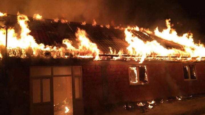 O batrana de 90 de ani a ars de vie in propria casa. Pompierii cerceteaza cauzele incendiului