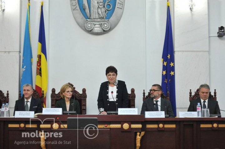 (FOTO) Majestatea Sa Margareta, Custodele Coroanei a primit însemnele de Membru de Onoare al Academiei de Ştiinţe a Moldovei