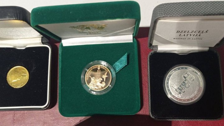 (FOTO) A încercat să scoată ilegal din țară monede și lingouri. Cine este suspecta şi ce riscă