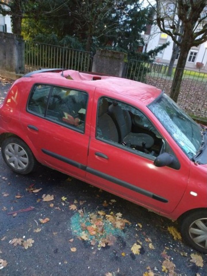 (FOTO) Un meteorit ar fi căzut pe o maşină la Strasbourg și a lăsat o gaură cu diametrul de 50 cm  