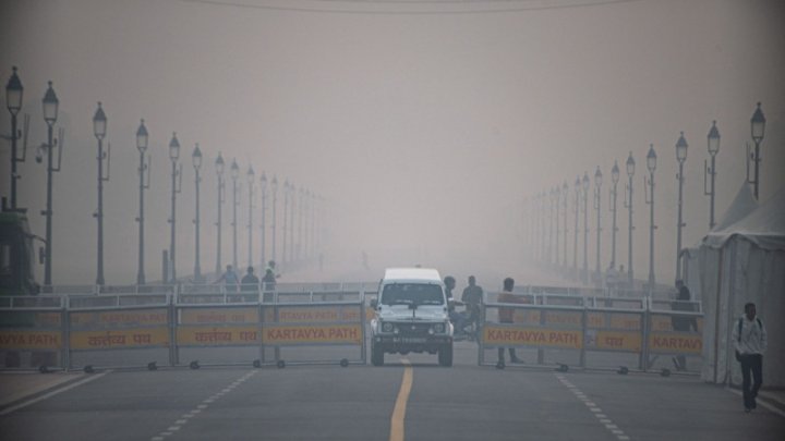 (FOTO) Imagini ÎNGROZITOARE în India. Țara a fost „sufocată” de o ceață toxică după festivalul luminilor  