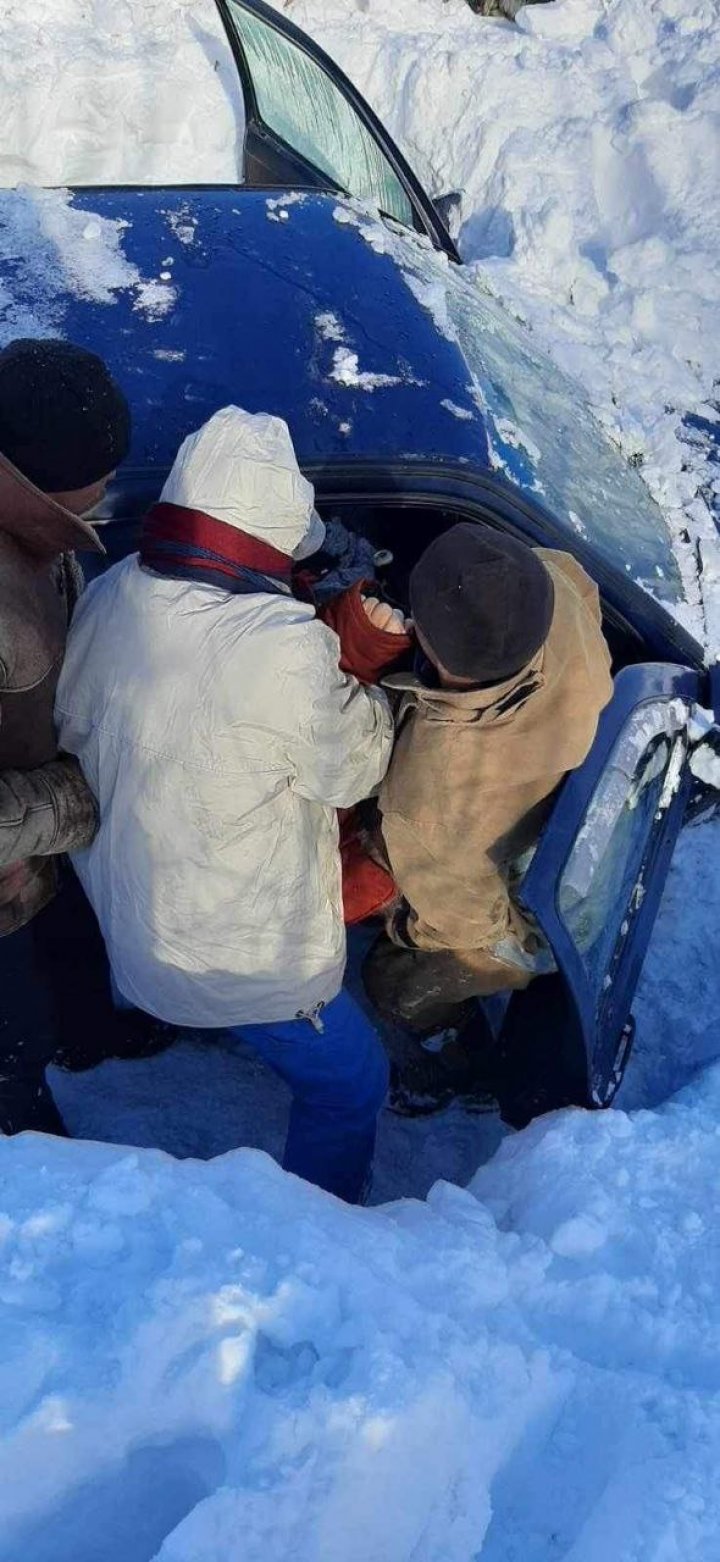 ÎNGROPAŢI în NĂMEŢI. Imagini de la Căuşeni, unde două persoane au MURIT, într-o maşină blocată în zăpadă. Cine sunt VICTIMELE