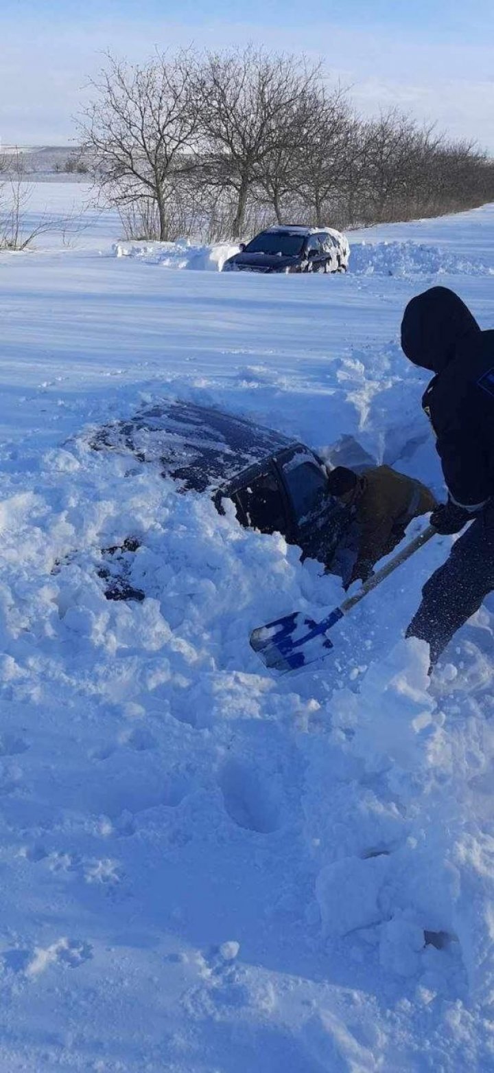 ÎNGROPAŢI în NĂMEŢI. Imagini de la Căuşeni, unde două persoane au MURIT, într-o maşină blocată în zăpadă. Cine sunt VICTIMELE