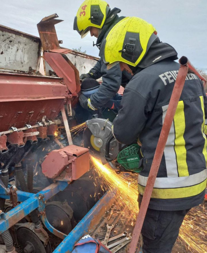 Un bărbat din Orhei a rămas BLOCAT în secțiile unei semănătoare agricole. Un echipaj de salvatori a intervenit (FOTO)