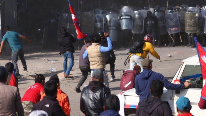 (FOTO) Proteste VIOLENTE în Nepal. Mii de oameni cer restaurarea monarhiei: Unii polițiști au fost răniți de pietre