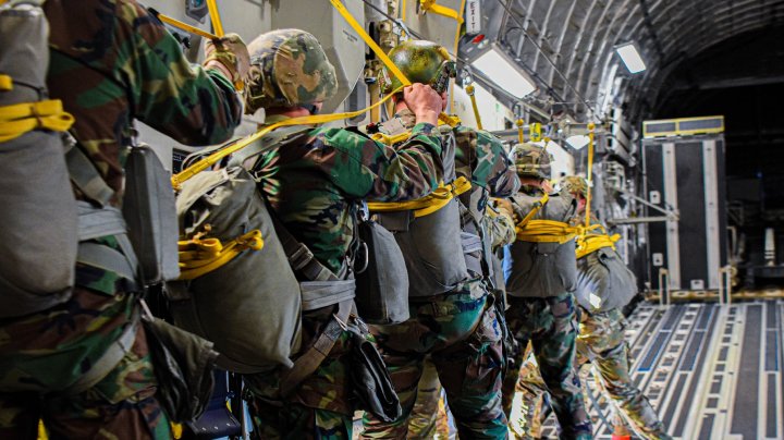 (VIDEO/FOTO) Militari din Armata Naţională şi a SUA, în acţiune pe Aeroportul din Mărculeşti. Un avion NATO a intrat în spaţiul aerian al Moldovei