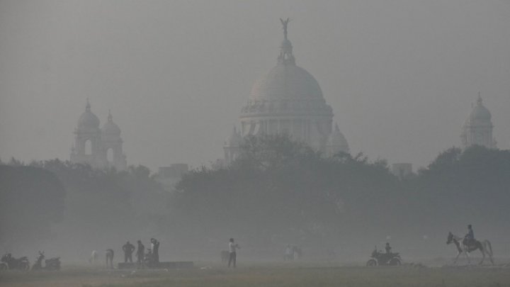 (FOTO) Imagini ÎNGROZITOARE în India. Țara a fost „sufocată” de o ceață toxică după festivalul luminilor  