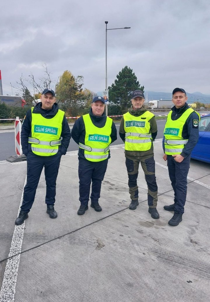 Detectivii patrupezi Lord, Fox și Crok îşi îmbunătăţesc abilitățile de detectare a drogurilor, în Cehia (FOTO)