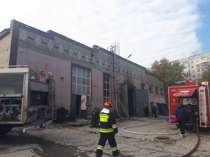 Fum dens în sectorul Ciocana al Capitalei. A izbucnit un incendiu (FOTO/VIDEO)