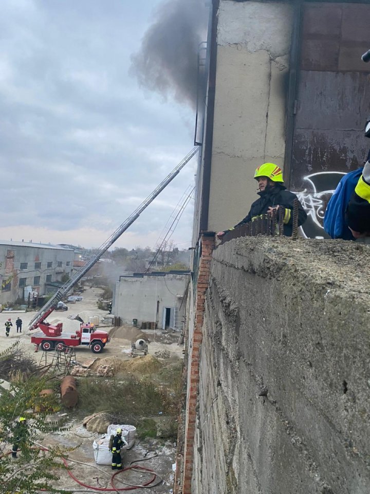 Incendiu de proporții la Bălți. Au intervenit 8 echipaje ale pompierilor, dar și tehnică din cadrul forțelor armate (FOTO)