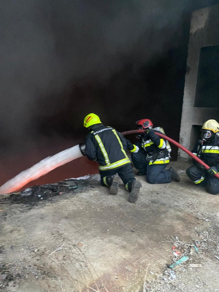 Incendiu de proporții la Bălți. Au intervenit 8 echipaje ale pompierilor, dar și tehnică din cadrul forțelor armate (FOTO)