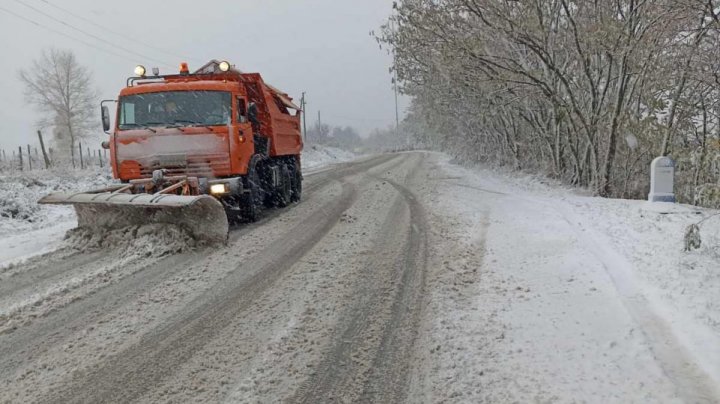 Se circulă în condiții de iarnă în unele localități din țară. Drumarii, în acțiune (FOTO)