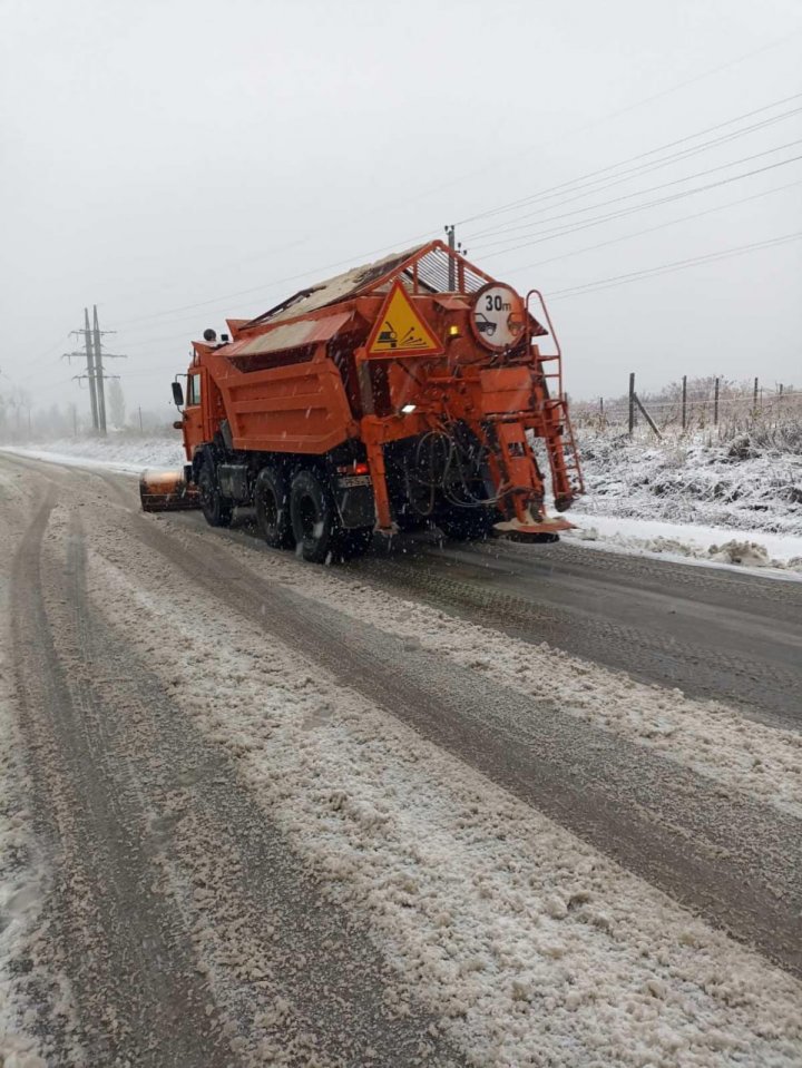 Se circulă în condiții de iarnă în unele localități din țară. Drumarii, în acțiune (FOTO)