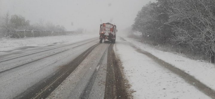 Se circulă în condiții de iarnă în unele localități din țară. Drumarii, în acțiune (FOTO)