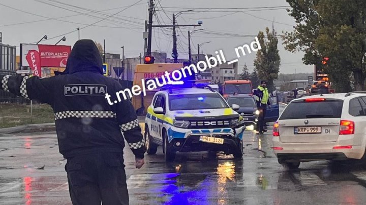 ACCIDENT rutier pe Calea Orheiului: Mașina de poliție a Ministerului Afacerilor Interne, implicată în coliziune 