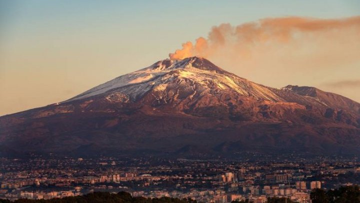 Vulcanul Etna, acoperit acum de zăpadă, a erupt din nou