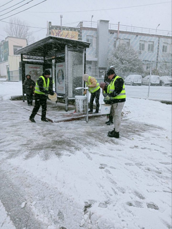  Autoritățile capitalei au mobilizat circa 100 de utilaje pentru lucrări de deszăpezire și cheamă locuitorii să stea acasă dacă nu au urgențe