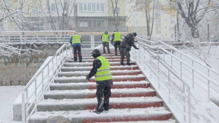  Autoritățile capitalei au mobilizat circa 100 de utilaje pentru lucrări de deszăpezire și cheamă locuitorii să stea acasă dacă nu au urgențe