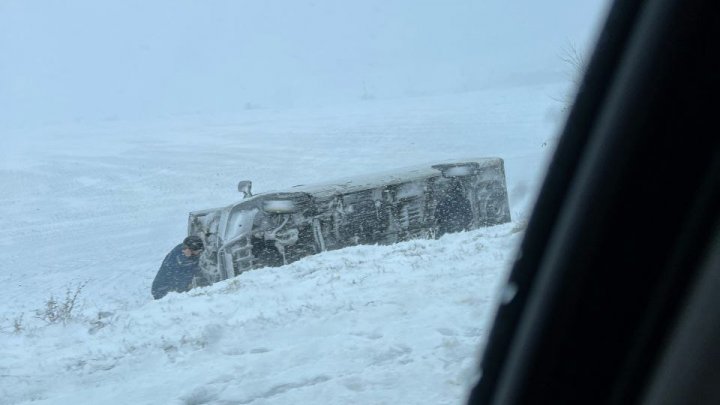 ACCIDENT în raionul Cahul. O microbuz s-a răsturnat