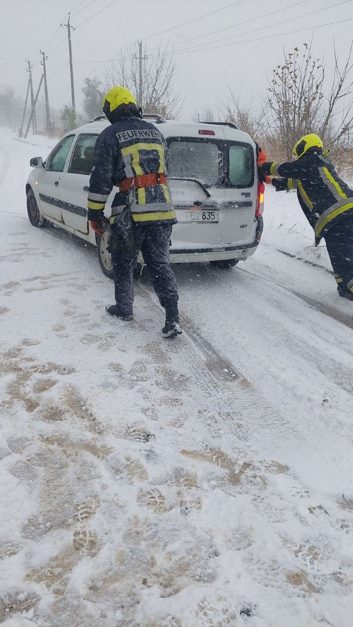 Iarna s-a dezlănțuit în Moldova. Salvatorii au intervenit în peste 60 de misiuni de deblocare și tractare a vehiculelor (FOTO)