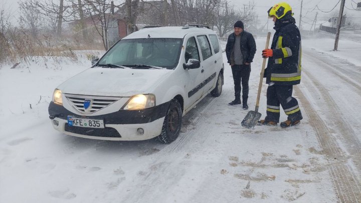 Iarna s-a dezlănțuit în Moldova. Salvatorii au intervenit în peste 60 de misiuni de deblocare și tractare a vehiculelor (FOTO)