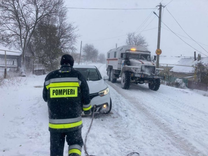 Iarna s-a dezlănțuit în Moldova. Salvatorii au intervenit în peste 60 de misiuni de deblocare și tractare a vehiculelor (FOTO)