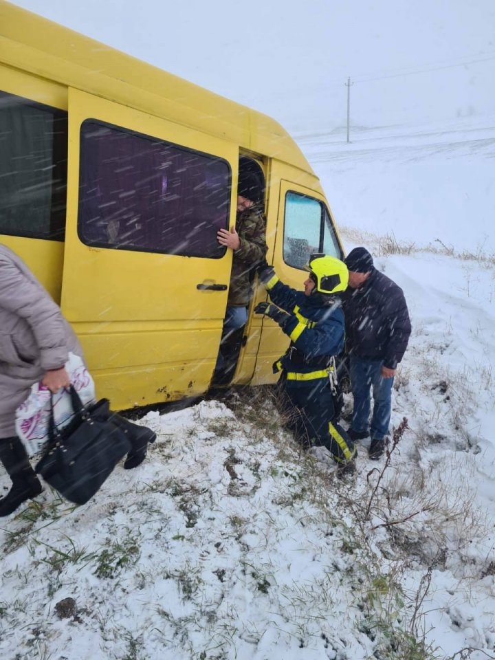 Iarna s-a dezlănțuit în Moldova. Salvatorii au intervenit în peste 60 de misiuni de deblocare și tractare a vehiculelor (FOTO)