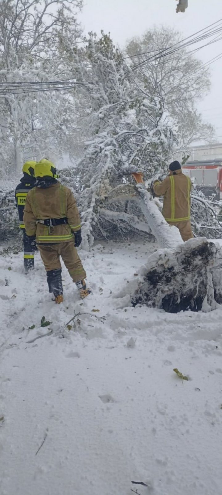 Iarna s-a dezlănțuit în Moldova. Salvatorii au intervenit în peste 60 de misiuni de deblocare și tractare a vehiculelor (FOTO)