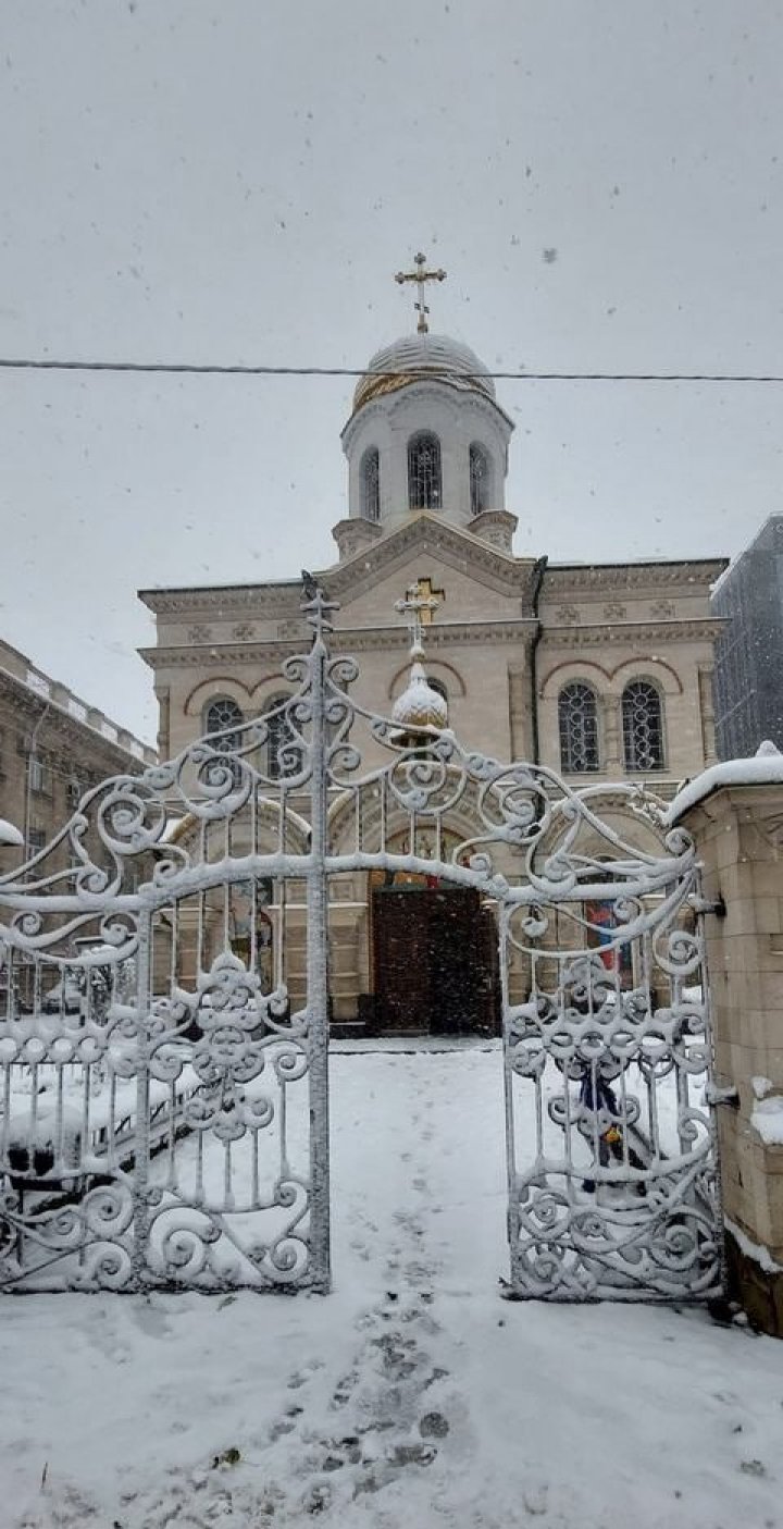 POVESTE de IARNĂ! Moldova a îmbrăcat straie albe (GALERIE FOTO)