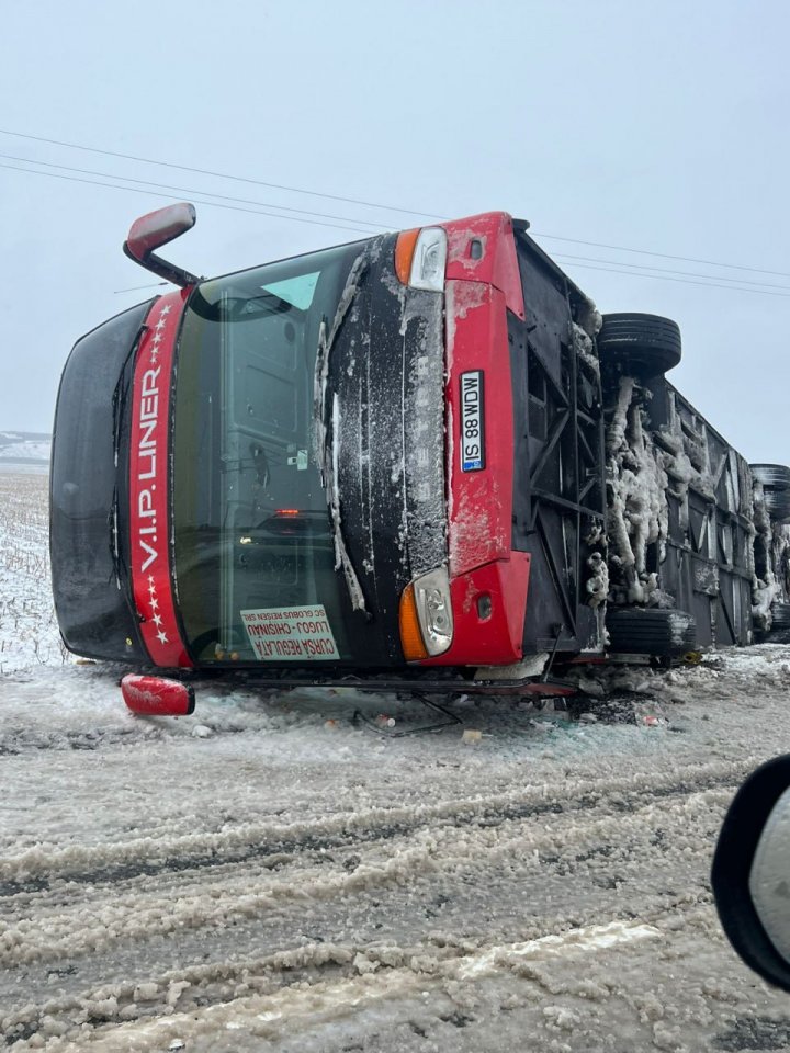 Un șofer moldovean a băgat în Spitalul Bârlad 16 pasageri