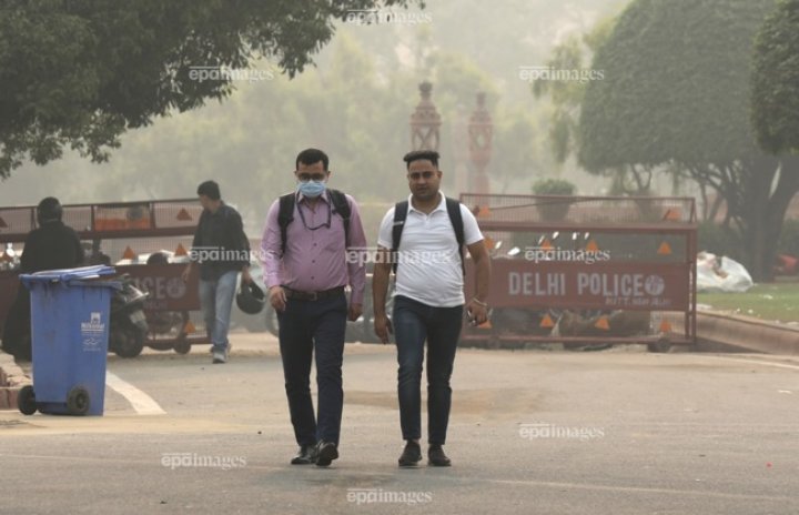 ALARMANT. New Delhi, cel mai poluat oraş din lume, este învăluit într-o ceaţă toxică (FOTO)