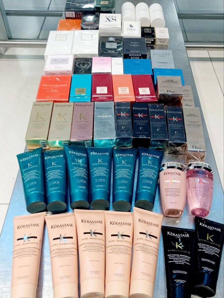 (FOTO) "Nimic de declarat", dar cu bagajul plin cu produse cosmetice şi parfumuri. O femeie riscă amendă