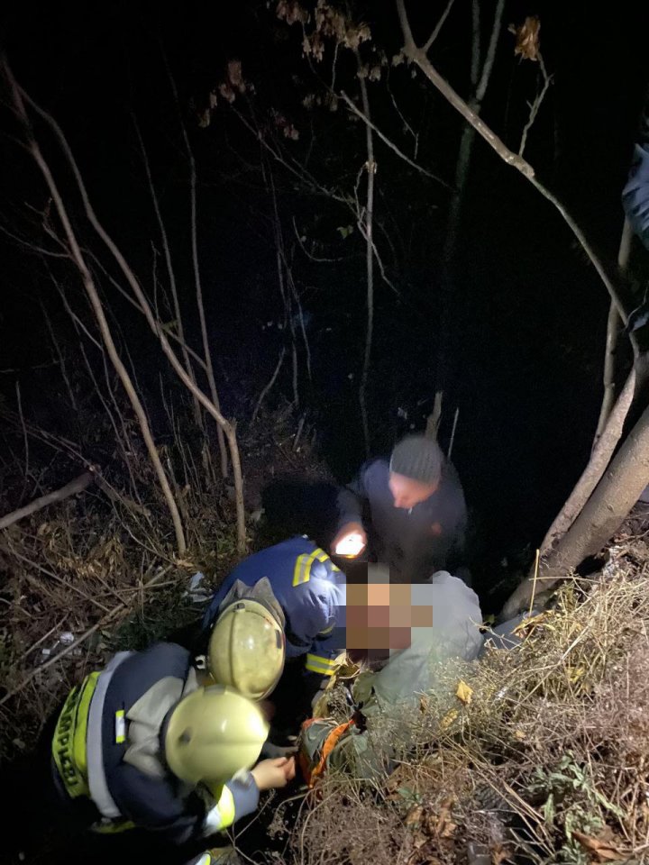 Momente de GROAZĂ. Un bărbat a căzut într-o râpă cu adâncimea de circa 30 de metri, la Rezina (FOTO)