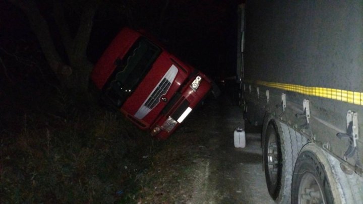 Accident la Râșcani. Un camion S-A RĂSTURNAT. Cum s-a întâmplat totul (FOTO)