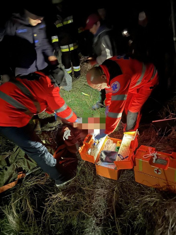 Momente de GROAZĂ. Un bărbat a căzut într-o râpă cu adâncimea de circa 30 de metri, la Rezina (FOTO)