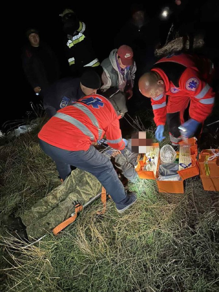 Momente de GROAZĂ. Un bărbat a căzut într-o râpă cu adâncimea de circa 30 de metri, la Rezina (FOTO)