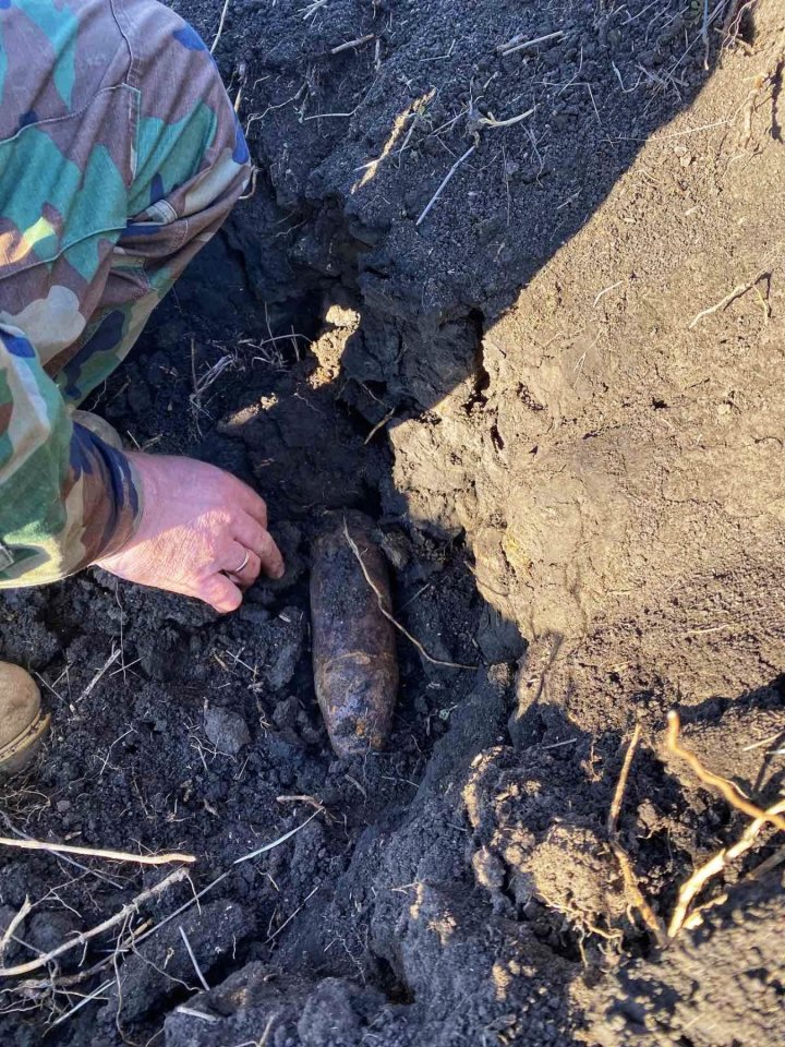 DESCOPERIRE PERICULOASĂ la Şoldăneşti şi Floreşti. Ce au găsit localnicii, în timpul unor lucrări agricole (FOTO)